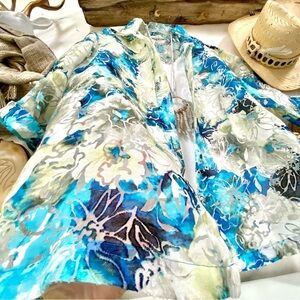 Beautiful Floral boho semi sheer Button-Up Shirt w resort vacay vibe